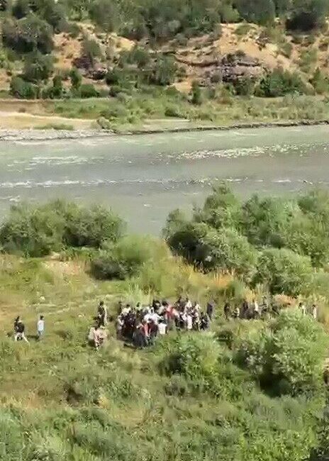 Hakkari’nin Çukurca ilçesinde, Zap Suyu’na düşen bir kişinin cesedi bulundu.