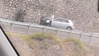 Zonguldak istikametine seyreden bir otomobil, Gökgöl mevkisi yakınlarında bariyere çarptıktan