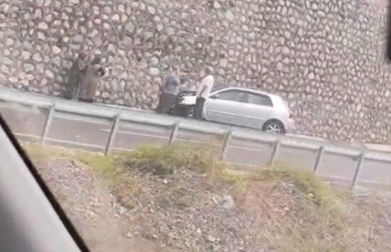 Zonguldak istikametine seyreden bir otomobil, Gökgöl mevkisi yakınlarında bariyere çarptıktan