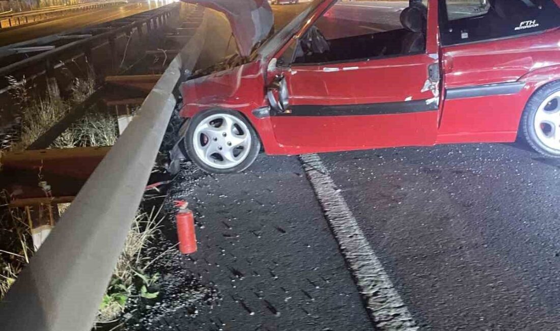 Zonguldak’ın Ereğli ilçesinde meydana gelen trafik kazasında bir otomobil bariyerlere