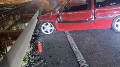 Zonguldak’ın Ereğli ilçesinde meydana gelen trafik kazasında bir otomobil bariyerlere