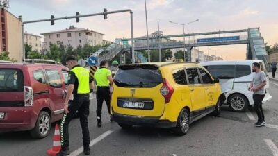 Erzurum’da gerçekleşen zincirleme trafik kazasında üç araç karıştı ve 3