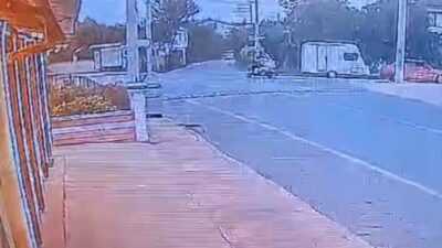 Sakarya’nın Akyazı ilçesinde, 3 tekerlekli bir elektrikli bisikletin devrildiği trafik