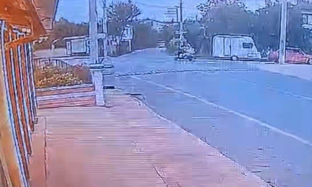 Sakarya’nın Akyazı ilçesinde, 3 tekerlekli bir elektrikli bisikletin devrildiği trafik