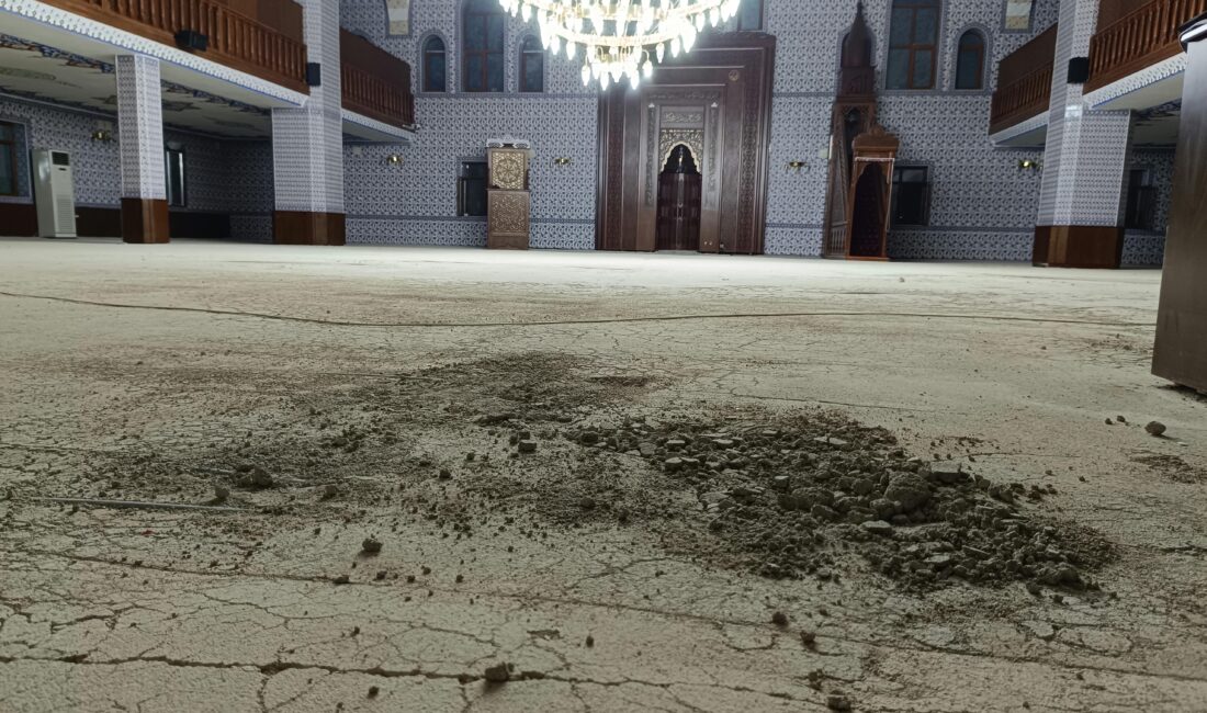 Yozgat’ın Yerköy ilçesinde bulunan Molla Hüsrev Camii, zemininde meydana gelen