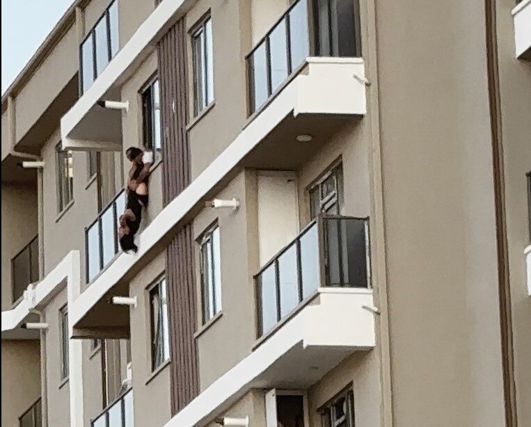 Aksaray’da yer alan 8 katlı bir apartmanın 7. katındaki stüdyo