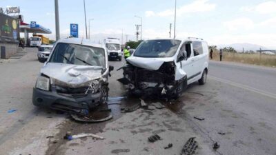 Malatya’da meydana gelen trafik kazasında, iki hafif ticari aracın çarpışması