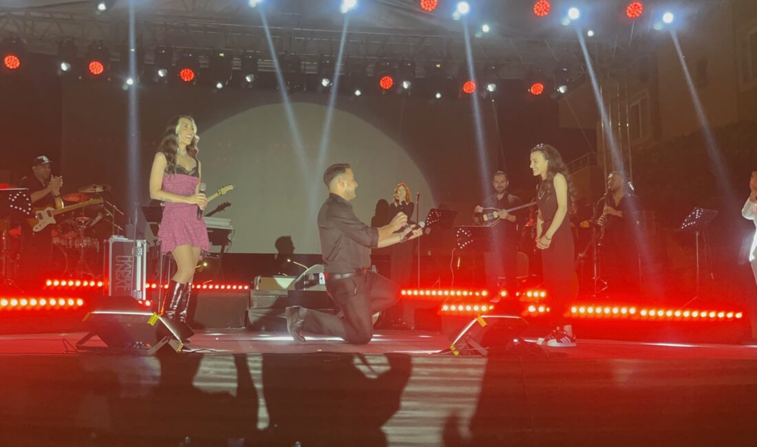 Geleneksel Çiçekdağı Bulgur Festivali etkinlikleri kapsamında sahne alan ünlü şarkıcı