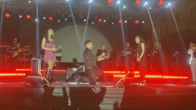 Geleneksel Çiçekdağı Bulgur Festivali etkinlikleri kapsamında sahne alan ünlü şarkıcı