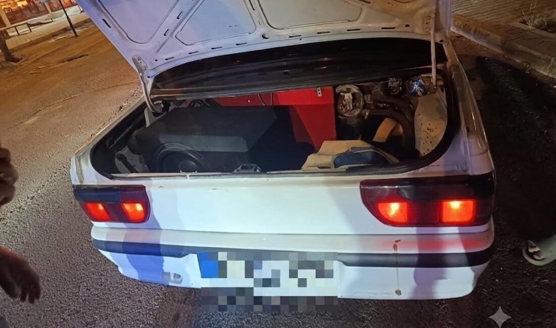 Adana’nın Kozan ilçesinde, trafikte rahatsızlık yaratan modifiyeli araçlara karşı gerçekleştirilen