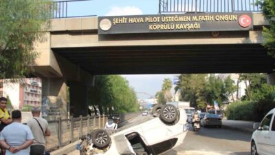 Adana’da bir sürücü, kontrolünü kaybettiği aracı ile köprüden karayoluna düştü.