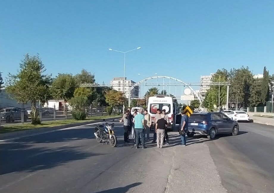 Adıyaman’ın Sümerevler Mahallesi Atatürk Bulvarı Karayolları Kavşağı yakınlarında, bir otomobil