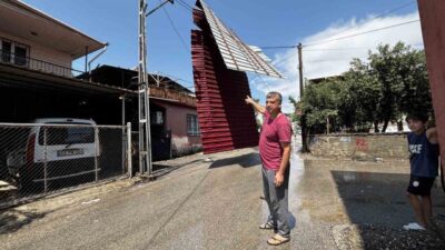 Adana’da kuvvetli rüzgarın etkisiyle çatıların uçtuğu ve vatandaşların yaşadığı olaylar