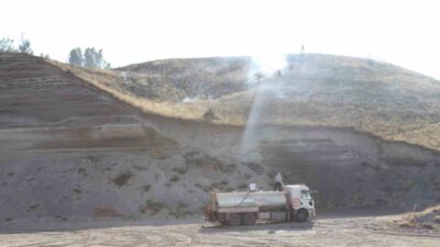 Ahlat ilçesindeki bir örtü yangını, hızlı itfaiye müdahalesi sayesinde çevreye