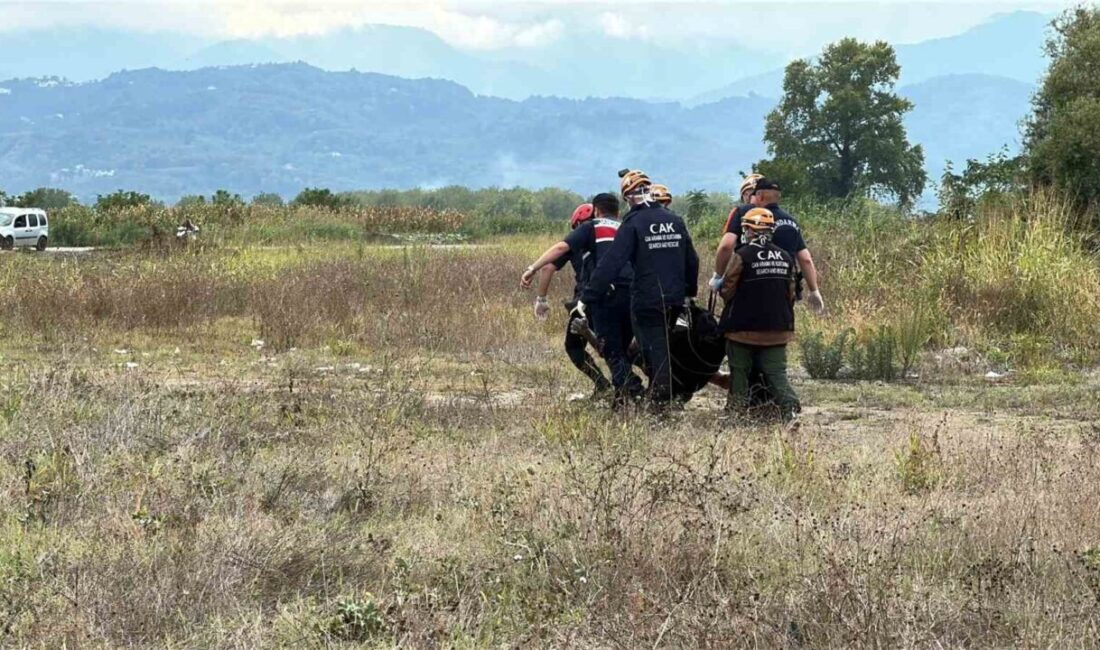 Sakarya Nehri’nde suda sürüklenen bir erkek cesedi Arifiye ilçesinde bulundu.