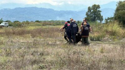 Sakarya Nehri’nde suda sürüklenen bir erkek cesedi Arifiye ilçesinde bulundu.