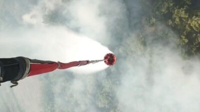 Manisa’nın Akhisar ilçesinde yaşanan orman yangını, hava ve karadan yürütülen