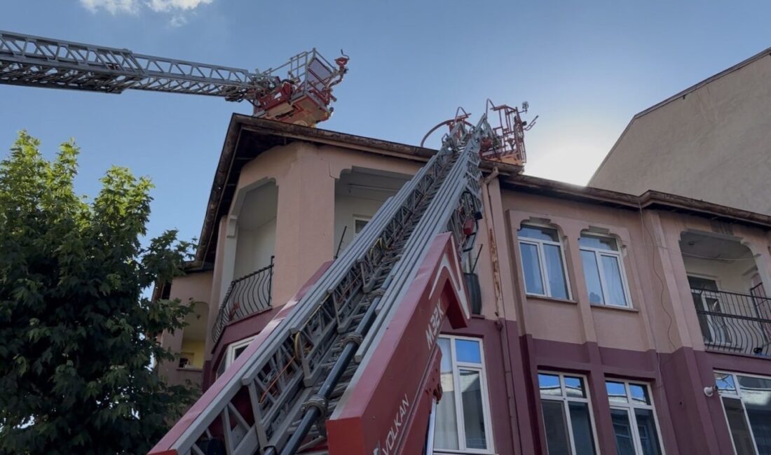 Aksaray’da bir apartman dairesinde sobanın yakılması sonucu çıkan yangın paniğe