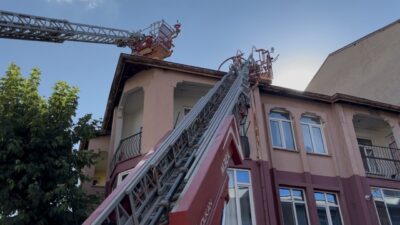Aksaray’da bir apartman dairesinde sobanın yakılması sonucu çıkan yangın paniğe