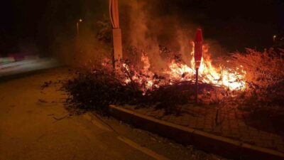 Çorum’un Alaca ilçesinde meydana gelen örtü yangını, itfaiye ekiplerinin hızlı
