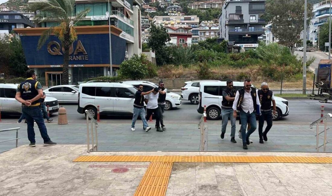 Alanya ilçesinde bir döviz bürosundan yaklaşık 400 bin TL’yi çalan