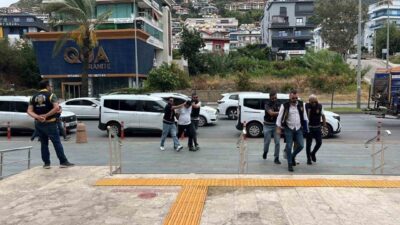 Alanya ilçesinde bir döviz bürosundan yaklaşık 400 bin TL’yi çalan