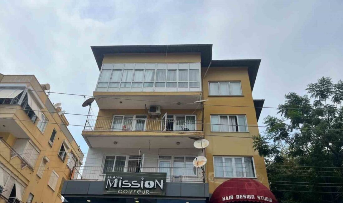Alanya ilçesine bağlı Antalya’da, 3 katlı bir binanın en üst
