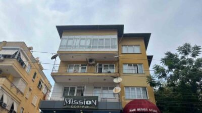 Alanya ilçesine bağlı Antalya’da, 3 katlı bir binanın en üst