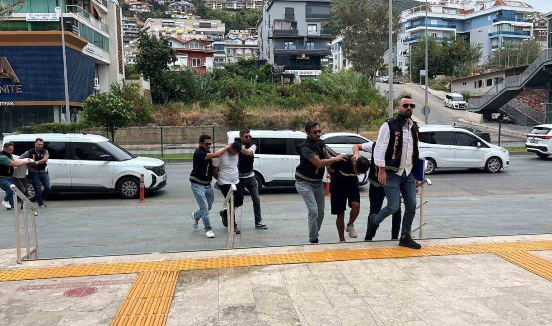 Alanya ilçesinde bir döviz bürosuna giren maskeli ve silahlı bir