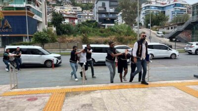 Alanya ilçesinde bir döviz bürosuna giren maskeli ve silahlı bir