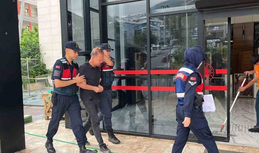 Antalya’nın Alanya ilçesinde bir adam, evinde eşini ve kayınvalidesini bıçaklayarak