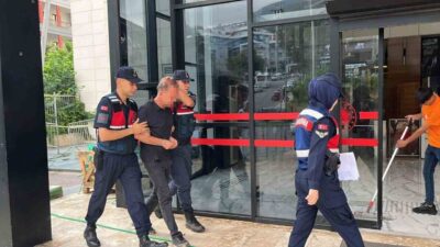 Antalya’nın Alanya ilçesinde bir adam, evinde eşini ve kayınvalidesini bıçaklayarak