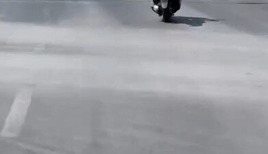 Alanya ilçesinde bir motosiklet sürücüsünün trafikte yaptığı tehlikeli hareketler, başka