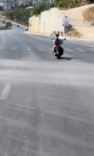 Alanya ilçesinde bir motosiklet sürücüsünün trafikte yaptığı tehlikeli hareketler, başka