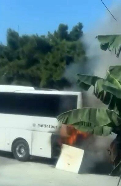 Alanya ilçesinde bir tur otobüsünde park halindeyken çıkan yangın kısa