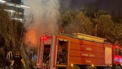 Alanya ilçesinde bir sazlık alanda çıkan yangın, yetkililerin müdahalesiyle kontrol