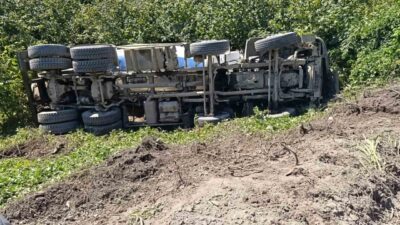 Alaplı ilçesinde meydana gelen trafik kazasında, bir beton mikseri virajı