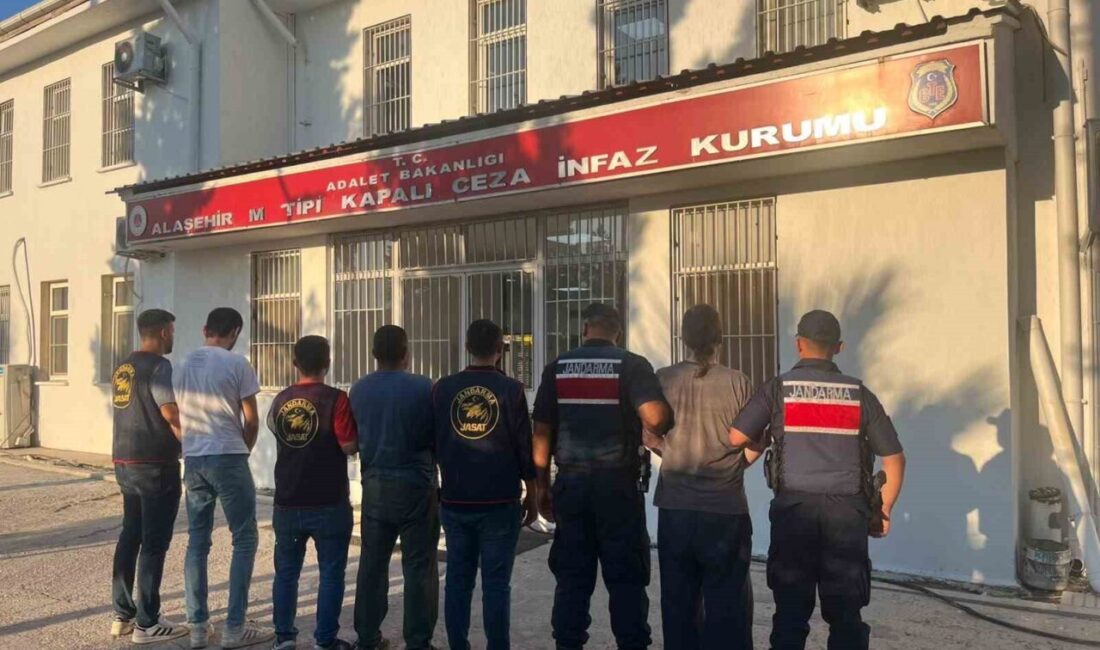 Manisa’nın Alaşehir ilçesinde uyuşturucu kullanımı ve satışı yaptıkları belirlenen şüphelilere