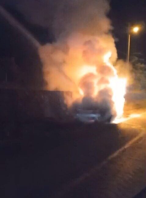 Elazığ’da seyir halindeki bir otomobil aniden alev aldı, yangın itfaiye