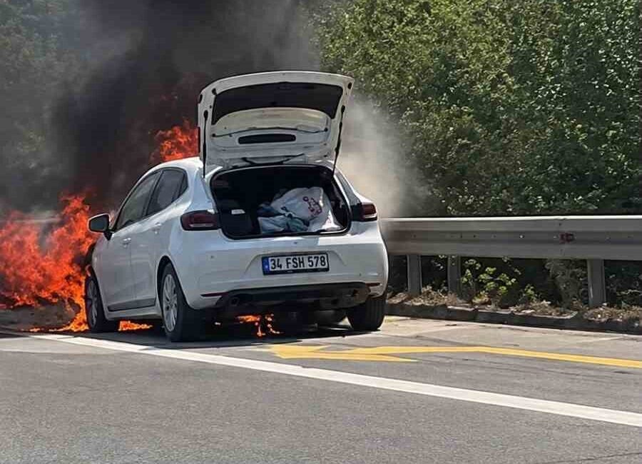Anadolu Otoyolu’nun Düzce geçişinde seyir halindeki bir otomobilin motor kısmından