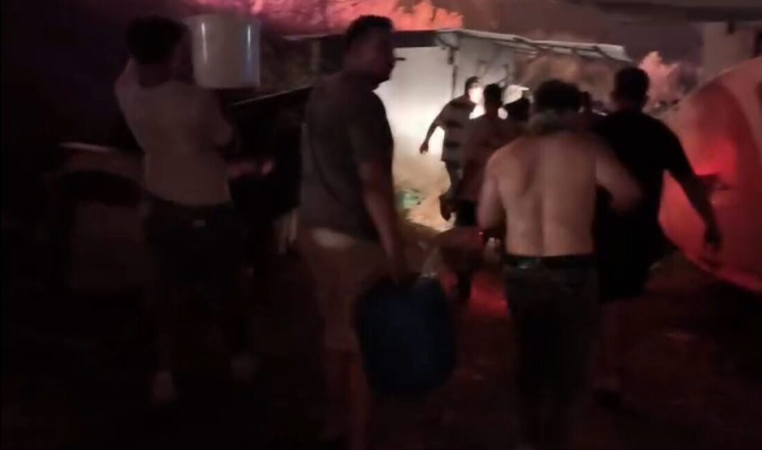Muğla’nın Fethiye ilçesinde ormanlık alanda başlayan yangına ekiplerin müdahalesi devam