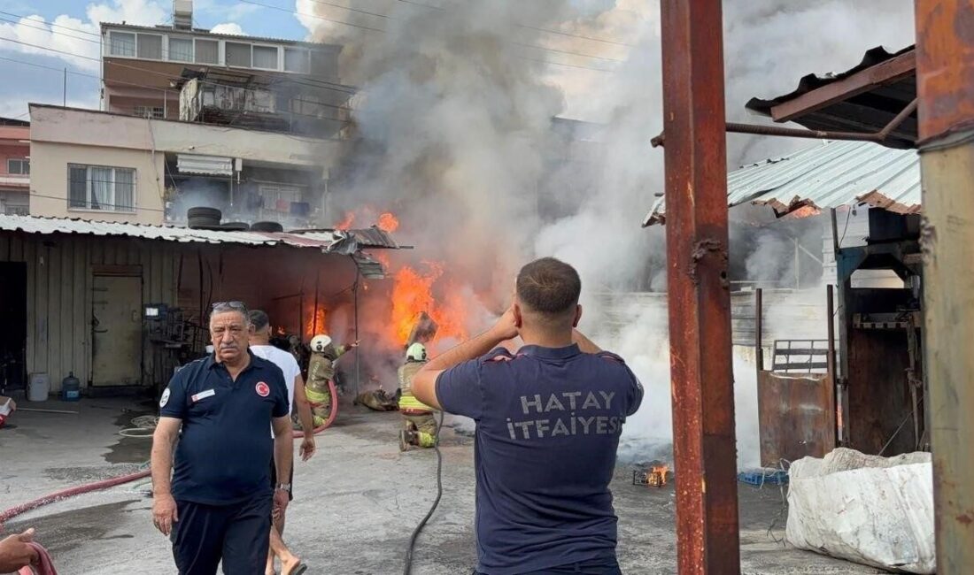 Hatay’da, plastik malzemelerin satıldığı bir iş yerinde çıkan yangın, çevrede