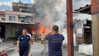 Hatay’da, plastik malzemelerin satıldığı bir iş yerinde çıkan yangın, çevrede