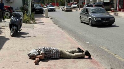 Sakarya’nın Kaynarca ilçesinde, kaldırımda yatan ve kendisini evine götürmek isteyenlere