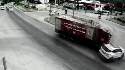 Amasya’da itfaiye aracının yangına müdahale etmek için seyir halindeyken kavşakta