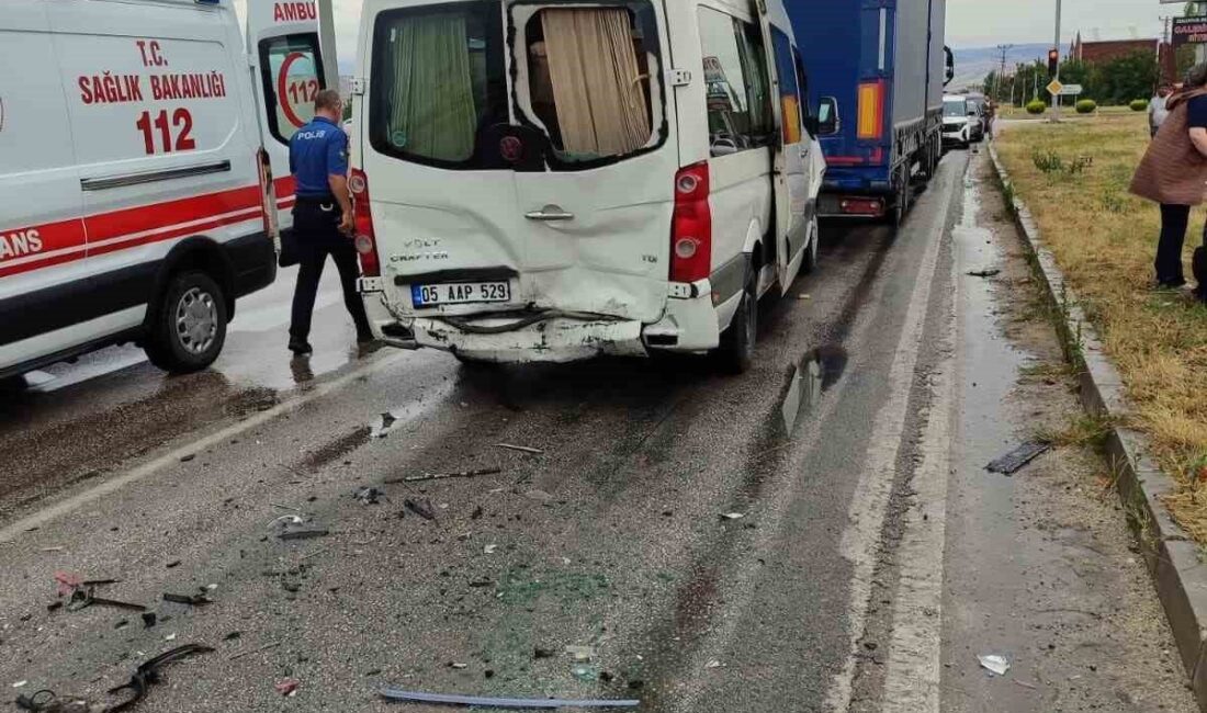 Amasya’nın Suluova ilçesinde meydana gelen zincirleme kazada bir tır, bir