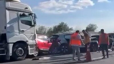 Sakarya’nın Hendek ilçesinde meydana gelen zincirleme trafik kazasında 6 kişi