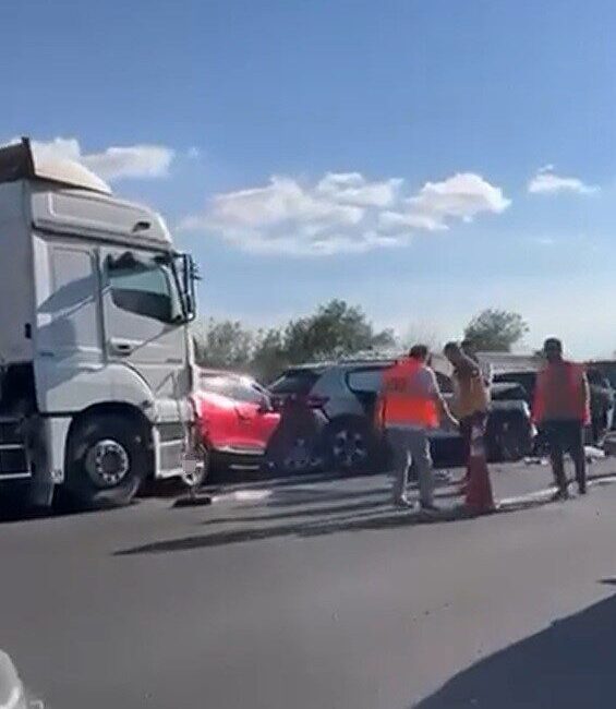 Sakarya’nın Hendek ilçesinde meydana gelen zincirleme trafik kazasında 6 kişi