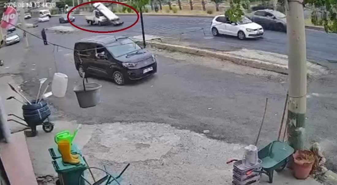 Diyarbakır’ın Yenişehir ilçesinde bir kamyonetin sürücüsünün ani fren yapması sonucu