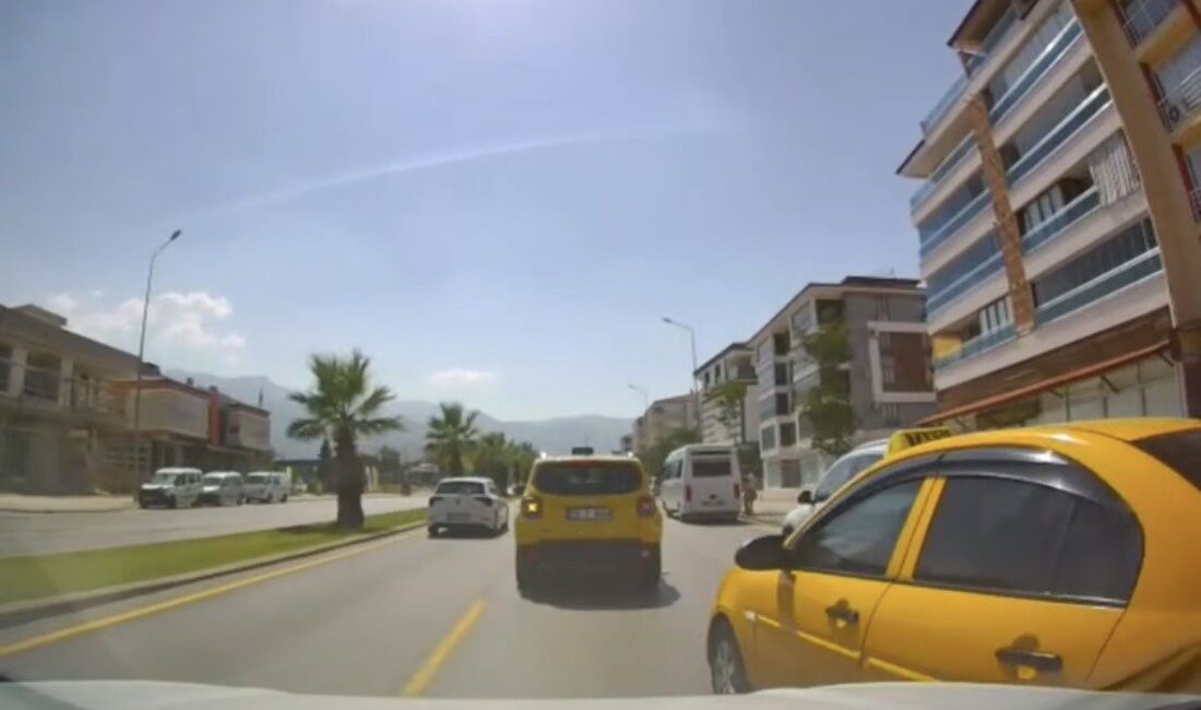 Denizli’nin Merkezefendi ilçesinde, önündeki aracın hız kesmesi üzerine dikkafsizca şerit